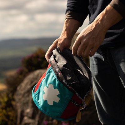 Roll-Down closure, brush holders on sides, zippered back pocket - that is our boulder bag - Engineered for Bouldering 📸by @s.howard_photo 
#ocun #thinkvertical #engineeredforclimbing #engineeredforbouldering #bouldering #boulderbag #climbing